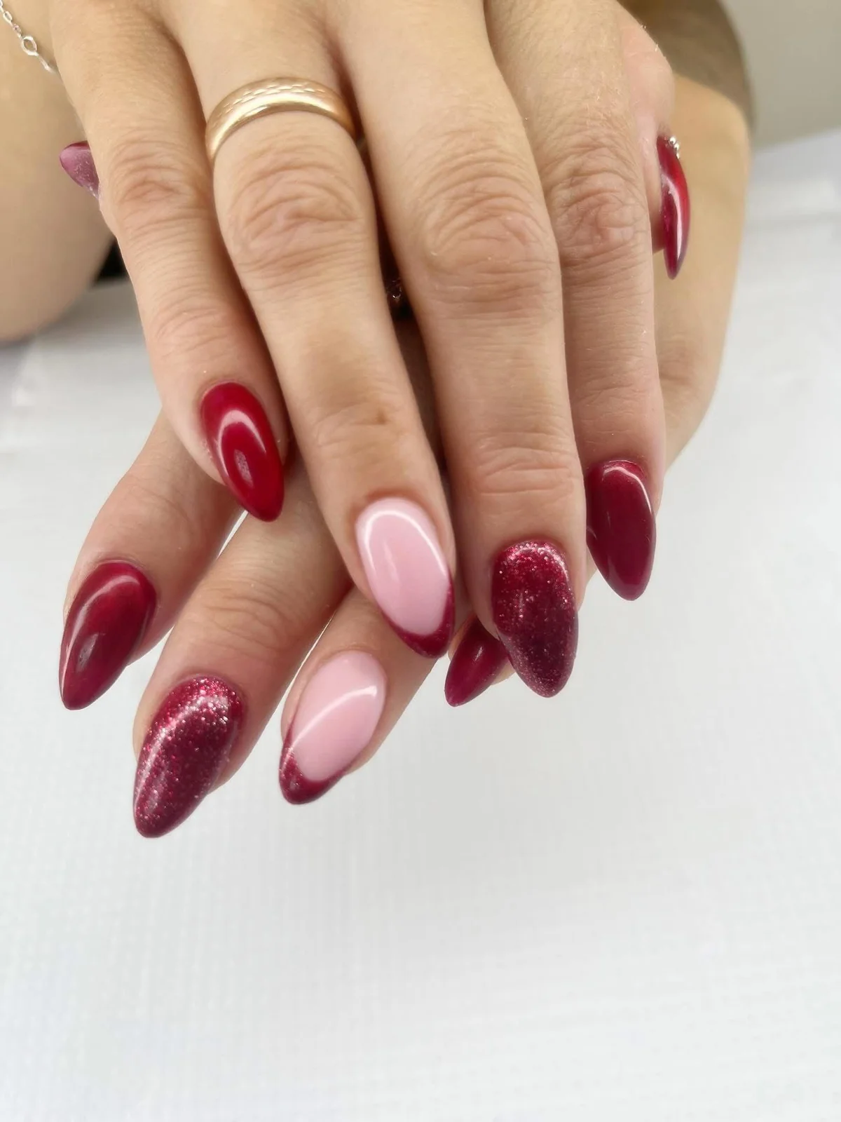 Bordowo-różowy manicure ze zdobieniem